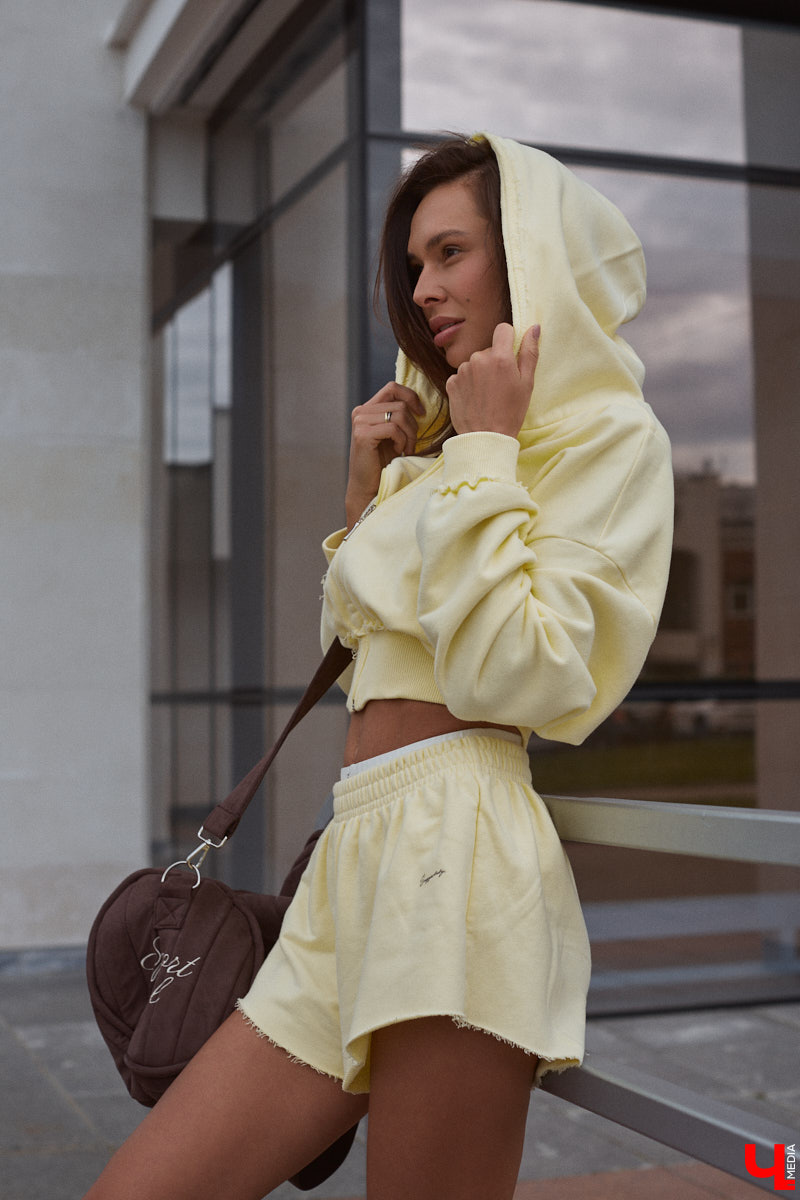 Один из самых полезных трендов последних лет — это ЗОЖ. Модница Лада Мусатова его поддерживает, в том числе умело вписывая спортивную одежду в повседневные образы. Три стильных летних варианта красотка собрала специально для «Ключ-Медиа»