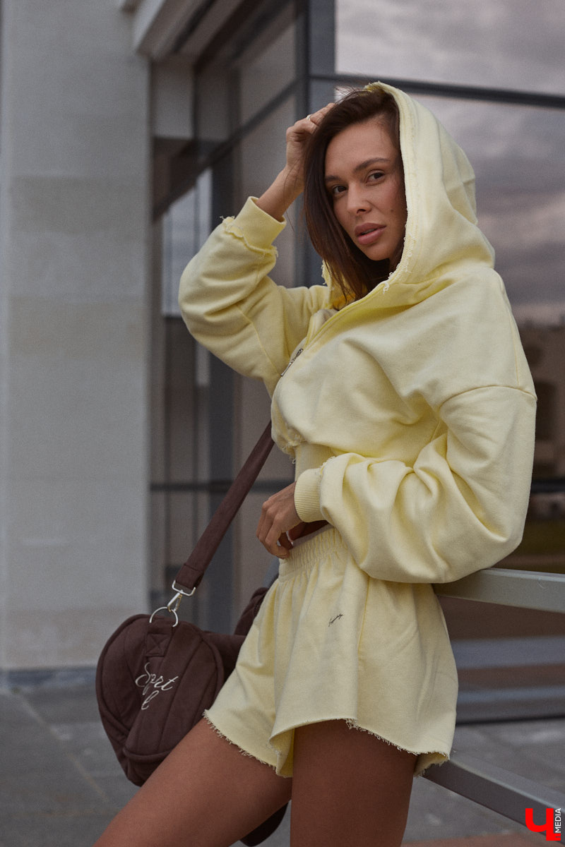 Один из самых полезных трендов последних лет — это ЗОЖ. Модница Лада Мусатова его поддерживает, в том числе умело вписывая спортивную одежду в повседневные образы. Три стильных летних варианта красотка собрала специально для «Ключ-Медиа»