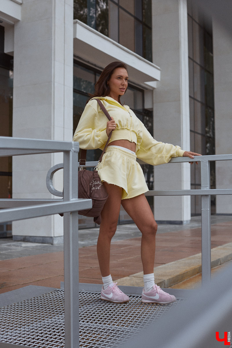 Один из самых полезных трендов последних лет — это ЗОЖ. Модница Лада Мусатова его поддерживает, в том числе умело вписывая спортивную одежду в повседневные образы. Три стильных летних варианта красотка собрала специально для «Ключ-Медиа»