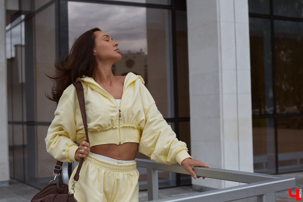 Один из самых полезных трендов последних лет — это ЗОЖ. Модница Лада Мусатова его поддерживает, в том числе умело вписывая спортивную одежду в повседневные образы. Три стильных летних варианта красотка собрала специально для «Ключ-Медиа»