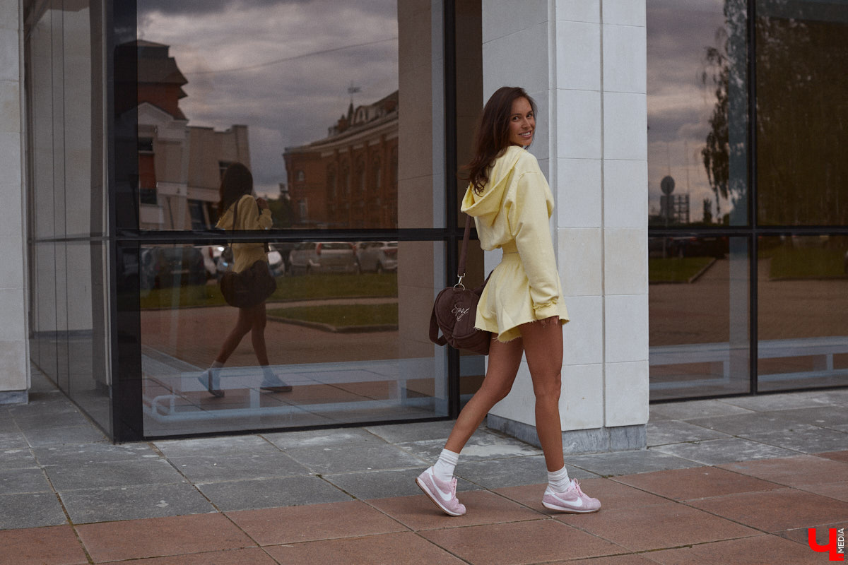 Один из самых полезных трендов последних лет — это ЗОЖ. Модница Лада Мусатова его поддерживает, в том числе умело вписывая спортивную одежду в повседневные образы. Три стильных летних варианта красотка собрала специально для «Ключ-Медиа»