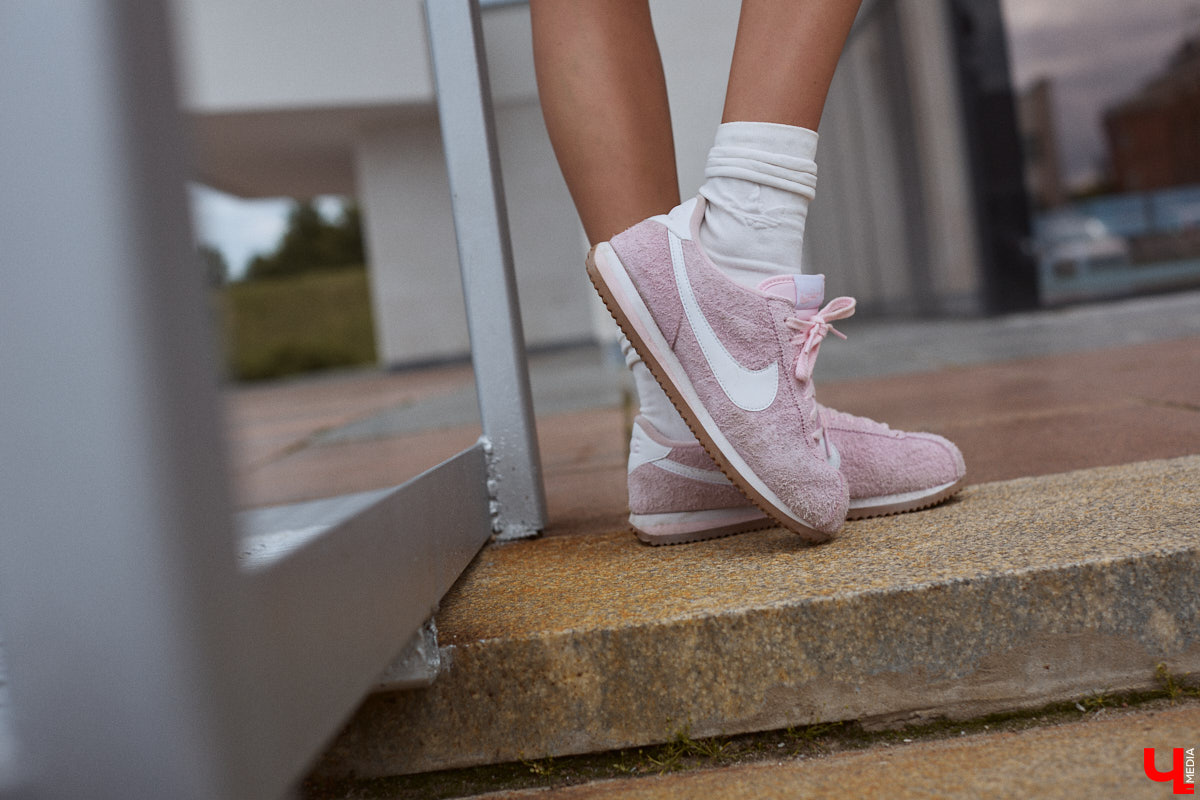 Один из самых полезных трендов последних лет — это ЗОЖ. Модница Лада Мусатова его поддерживает, в том числе умело вписывая спортивную одежду в повседневные образы. Три стильных летних варианта красотка собрала специально для «Ключ-Медиа»