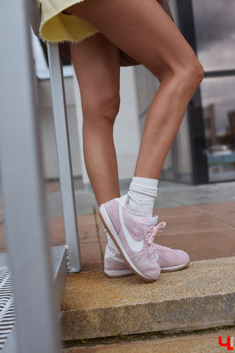 Один из самых полезных трендов последних лет — это ЗОЖ. Модница Лада Мусатова его поддерживает, в том числе умело вписывая спортивную одежду в повседневные образы. Три стильных летних варианта красотка собрала специально для «Ключ-Медиа»