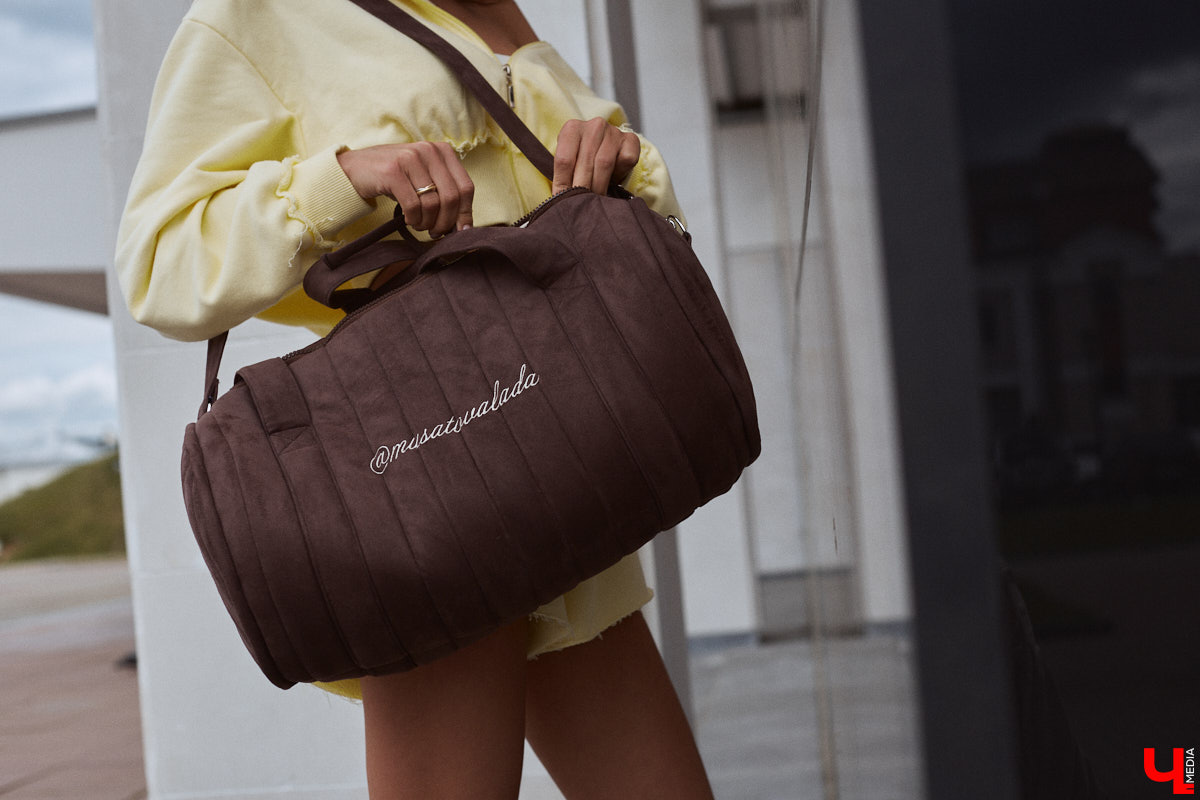 Один из самых полезных трендов последних лет — это ЗОЖ. Модница Лада Мусатова его поддерживает, в том числе умело вписывая спортивную одежду в повседневные образы. Три стильных летних варианта красотка собрала специально для «Ключ-Медиа»