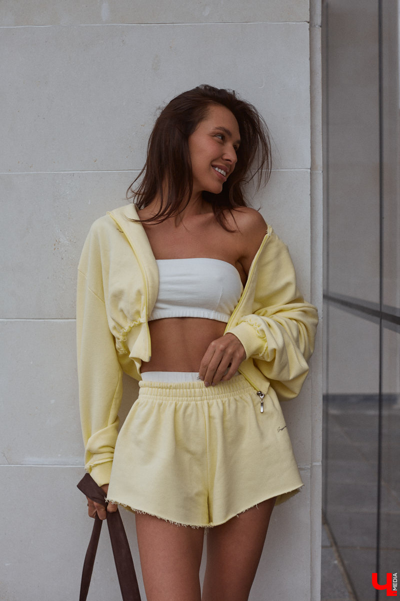 Один из самых полезных трендов последних лет — это ЗОЖ. Модница Лада Мусатова его поддерживает, в том числе умело вписывая спортивную одежду в повседневные образы. Три стильных летних варианта красотка собрала специально для «Ключ-Медиа»