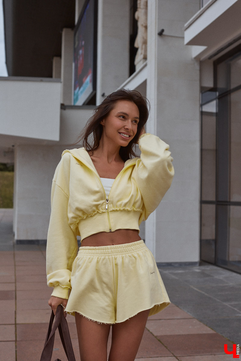 Один из самых полезных трендов последних лет — это ЗОЖ. Модница Лада Мусатова его поддерживает, в том числе умело вписывая спортивную одежду в повседневные образы. Три стильных летних варианта красотка собрала специально для «Ключ-Медиа»