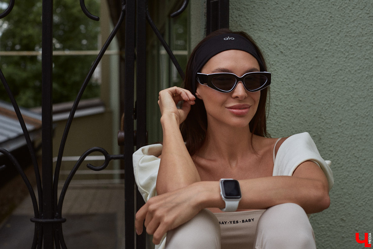 Один из самых полезных трендов последних лет — это ЗОЖ. Модница Лада Мусатова его поддерживает, в том числе умело вписывая спортивную одежду в повседневные образы. Три стильных летних варианта красотка собрала специально для «Ключ-Медиа»