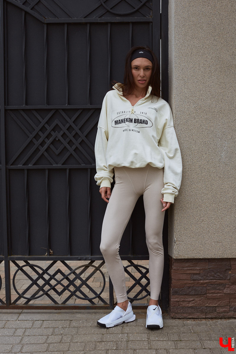 Один из самых полезных трендов последних лет — это ЗОЖ. Модница Лада Мусатова его поддерживает, в том числе умело вписывая спортивную одежду в повседневные образы. Три стильных летних варианта красотка собрала специально для «Ключ-Медиа»