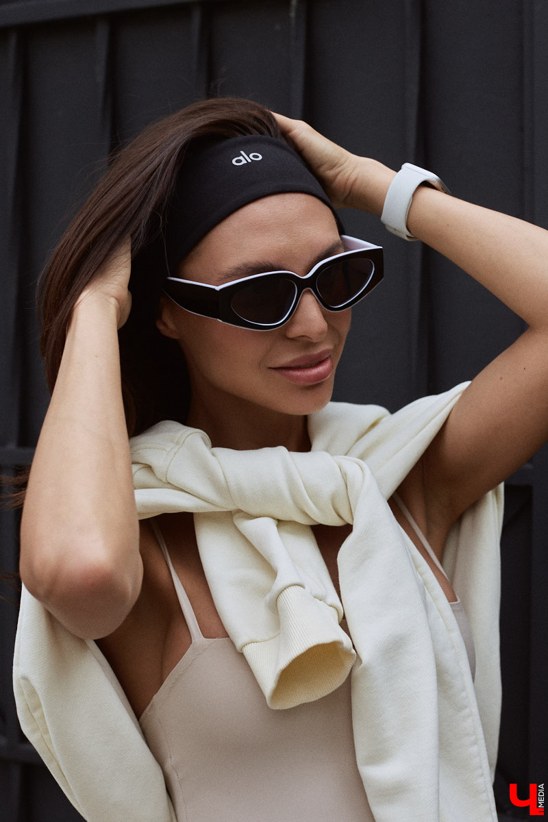 Один из самых полезных трендов последних лет — это ЗОЖ. Модница Лада Мусатова его поддерживает, в том числе умело вписывая спортивную одежду в повседневные образы. Три стильных летних варианта красотка собрала специально для «Ключ-Медиа»