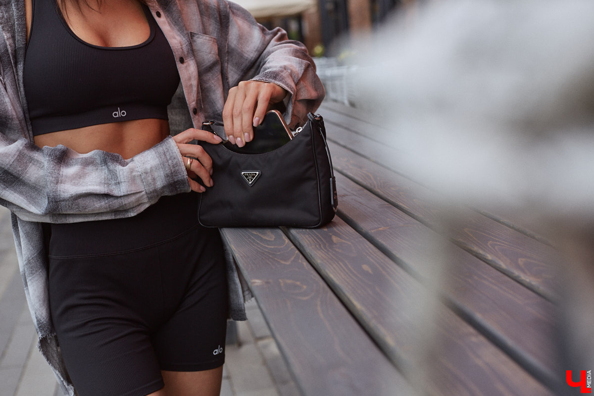 Один из самых полезных трендов последних лет — это ЗОЖ. Модница Лада Мусатова его поддерживает, в том числе умело вписывая спортивную одежду в повседневные образы. Три стильных летних варианта красотка собрала специально для «Ключ-Медиа»