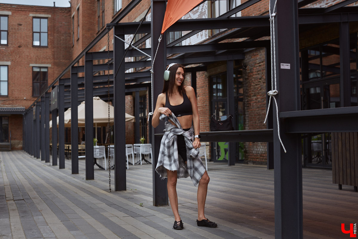 Один из самых полезных трендов последних лет — это ЗОЖ. Модница Лада Мусатова его поддерживает, в том числе умело вписывая спортивную одежду в повседневные образы. Три стильных летних варианта красотка собрала специально для «Ключ-Медиа»