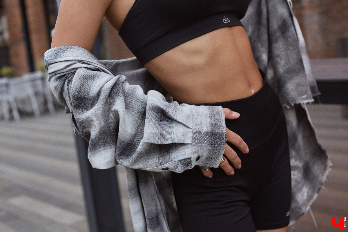 Один из самых полезных трендов последних лет — это ЗОЖ. Модница Лада Мусатова его поддерживает, в том числе умело вписывая спортивную одежду в повседневные образы. Три стильных летних варианта красотка собрала специально для «Ключ-Медиа»