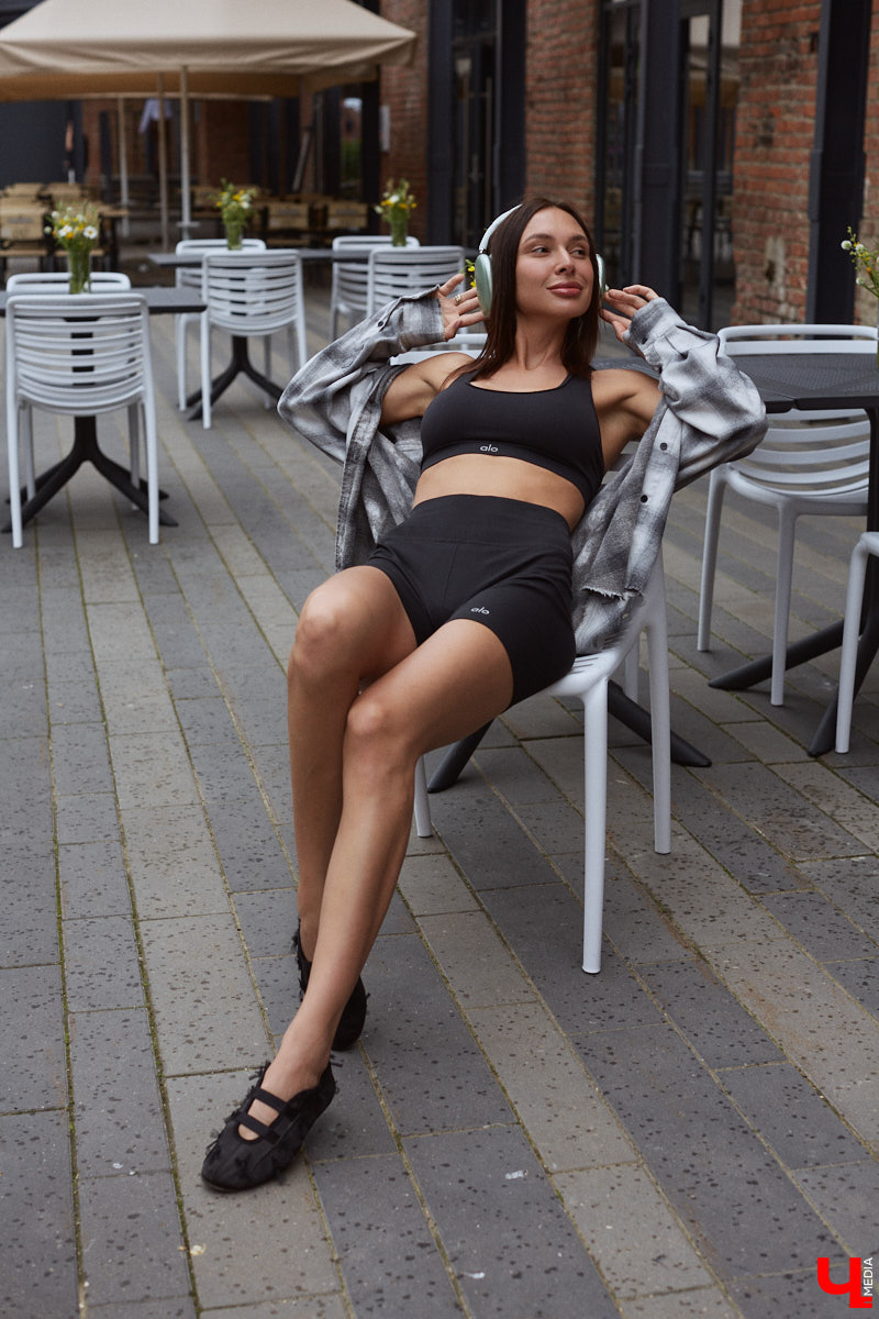 Один из самых полезных трендов последних лет — это ЗОЖ. Модница Лада Мусатова его поддерживает, в том числе умело вписывая спортивную одежду в повседневные образы. Три стильных летних варианта красотка собрала специально для «Ключ-Медиа»