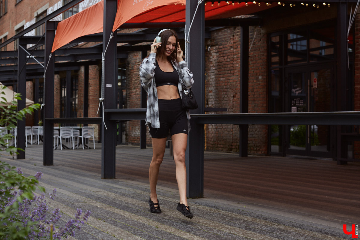 Один из самых полезных трендов последних лет — это ЗОЖ. Модница Лада Мусатова его поддерживает, в том числе умело вписывая спортивную одежду в повседневные образы. Три стильных летних варианта красотка собрала специально для «Ключ-Медиа»