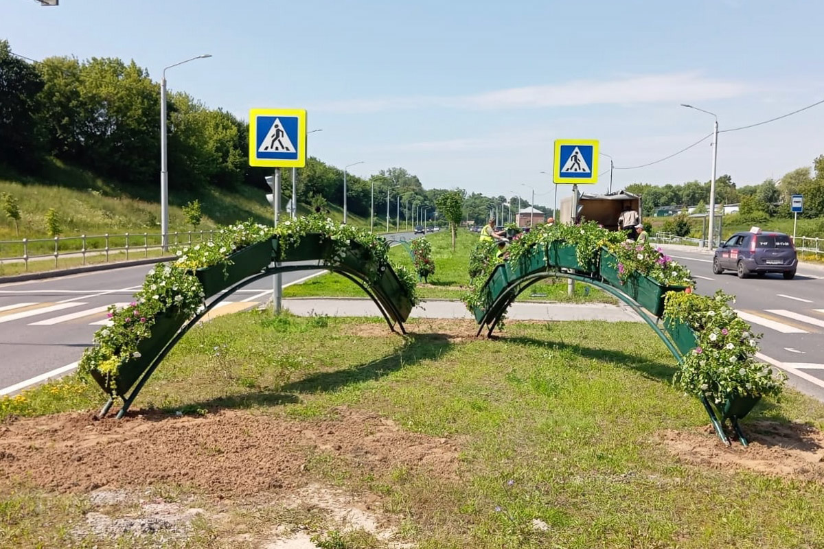 Во Владимире не перестают совершенствовать общественные пространства. На 2025 год было запланировано высадить миллион цветов, благодаря чему областной центр действительно похорошел, хотя бы локально. Три точки на карте, о которых пойдет речь, тому подтверждение!