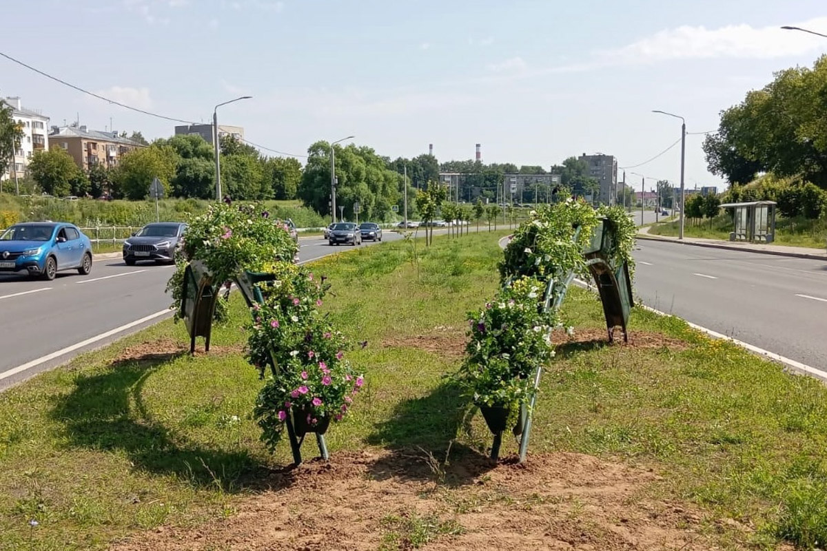 Во Владимире не перестают совершенствовать общественные пространства. На 2025 год было запланировано высадить миллион цветов, благодаря чему областной центр действительно похорошел, хотя бы локально. Три точки на карте, о которых пойдет речь, тому подтверждение!