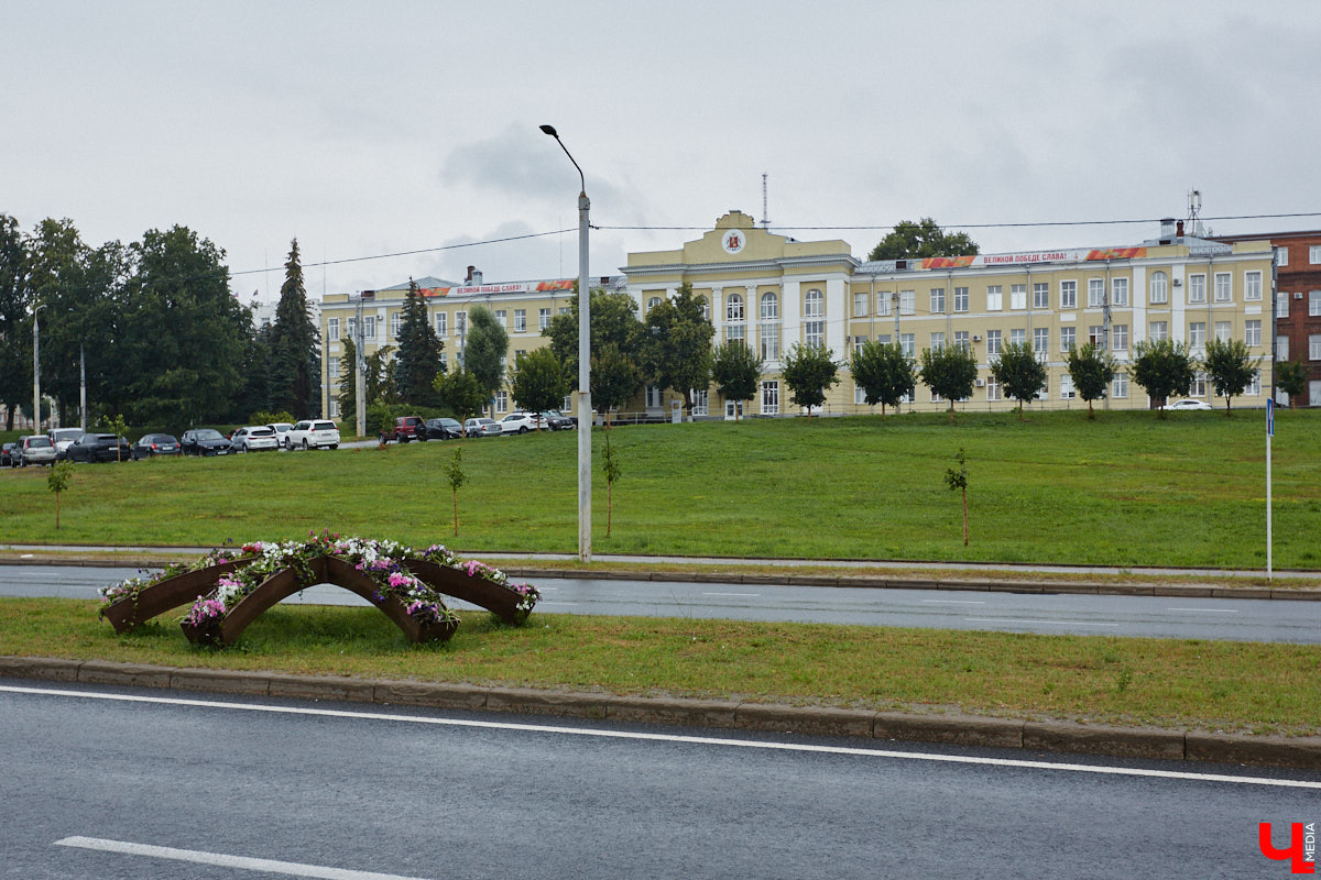 Во Владимире не перестают совершенствовать общественные пространства. На 2025 год было запланировано высадить миллион цветов, благодаря чему областной центр действительно похорошел, хотя бы локально. Три точки на карте, о которых пойдет речь, тому подтверждение!