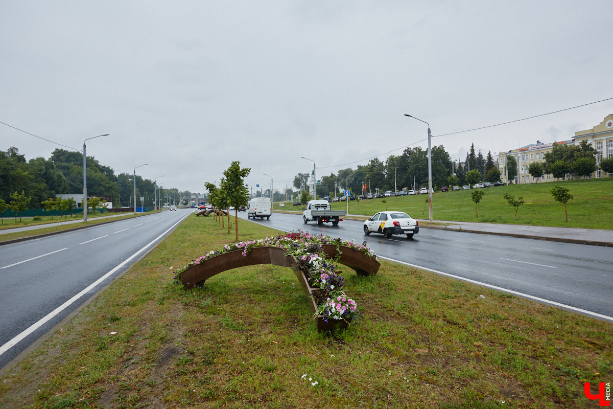 Во Владимире не перестают совершенствовать общественные пространства. На 2025 год было запланировано высадить миллион цветов, благодаря чему областной центр действительно похорошел, хотя бы локально. Три точки на карте, о которых пойдет речь, тому подтверждение!