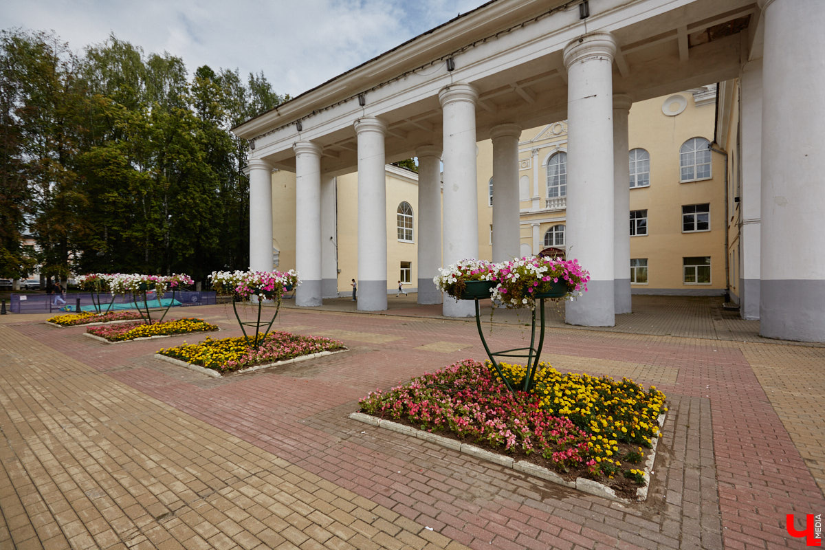 Во Владимире не перестают совершенствовать общественные пространства. На 2025 год было запланировано высадить миллион цветов, благодаря чему областной центр действительно похорошел, хотя бы локально. Три точки на карте, о которых пойдет речь, тому подтверждение!