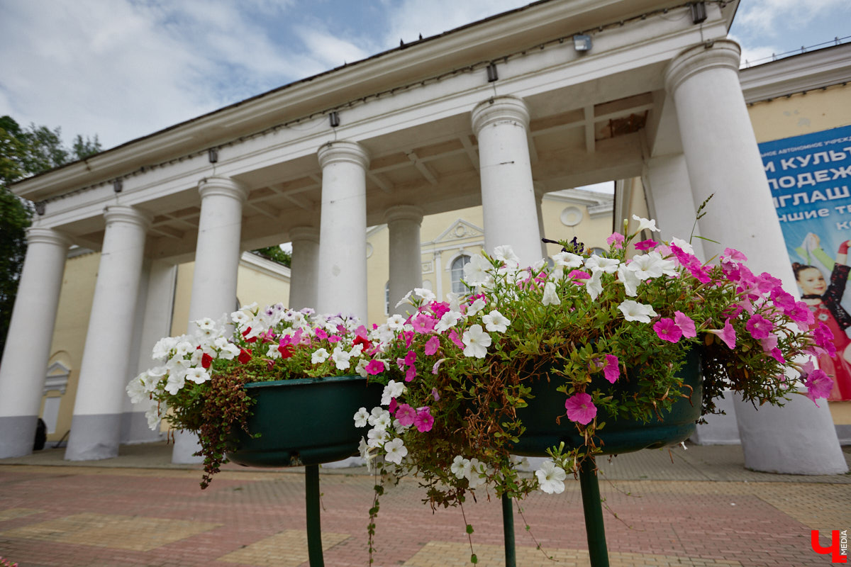 Во Владимире не перестают совершенствовать общественные пространства. На 2025 год было запланировано высадить миллион цветов, благодаря чему областной центр действительно похорошел, хотя бы локально. Три точки на карте, о которых пойдет речь, тому подтверждение!