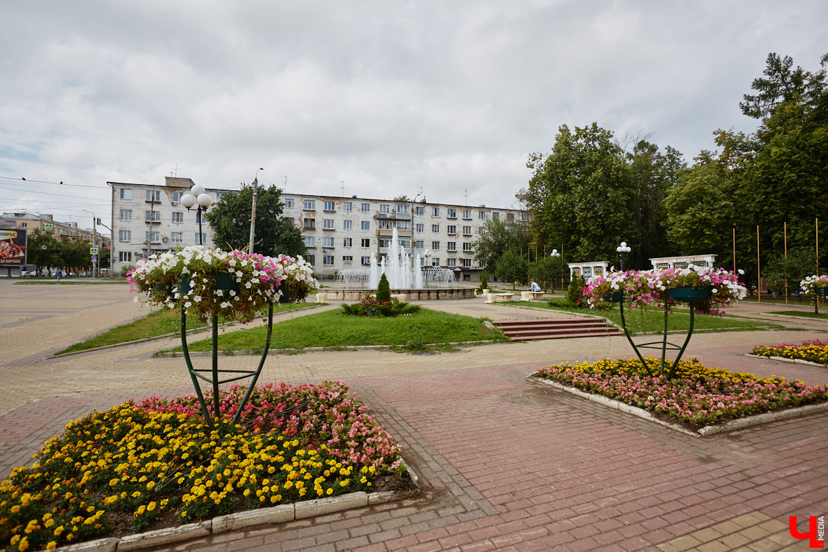 Во Владимире не перестают совершенствовать общественные пространства. На 2025 год было запланировано высадить миллион цветов, благодаря чему областной центр действительно похорошел, хотя бы локально. Три точки на карте, о которых пойдет речь, тому подтверждение!