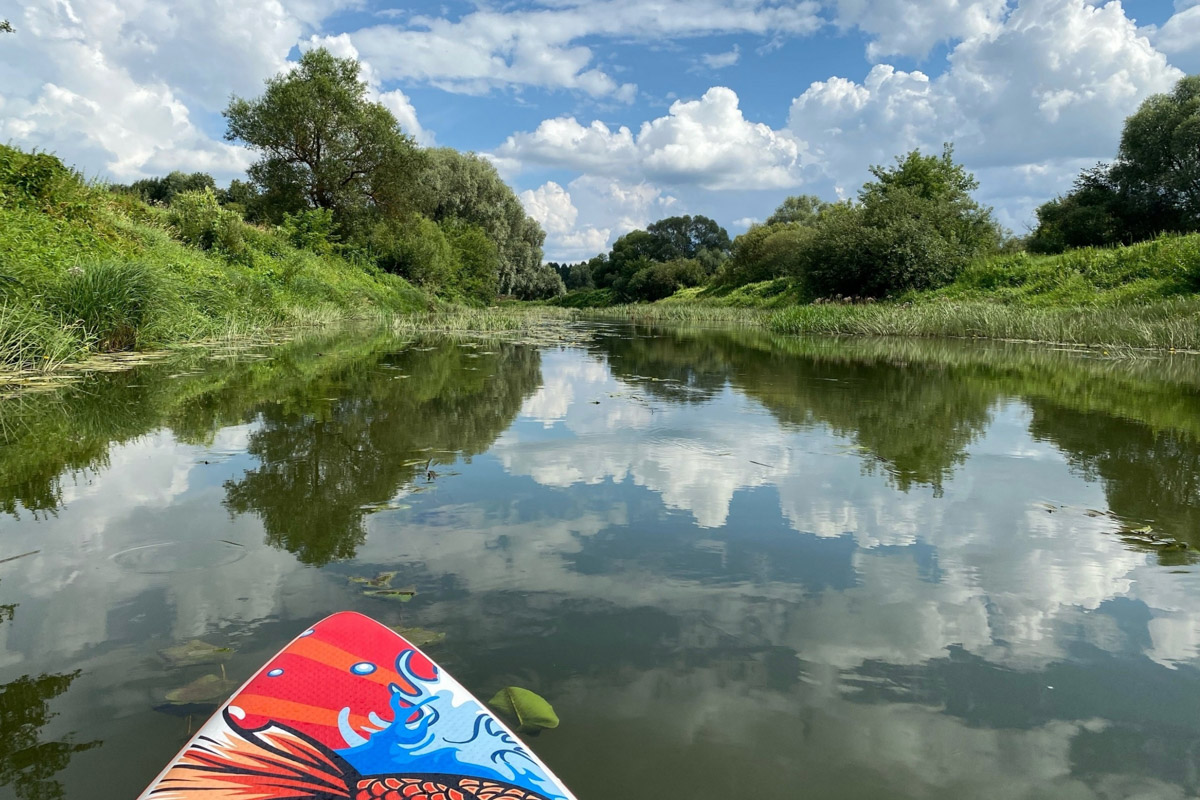 Лето   — идеальное время для путешествий по   воде. Но   куда отправиться, дабы испытать в   деле сапы, рафты и   байдарки? Вариантов немало, однако мы   собрали для вас семь самых живописных и   интересных маршрутов по   водоемам Владимирской области. А   главное, все они подходят как новичкам, так и   опытным туристам.