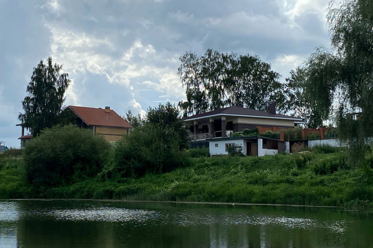 Лето   — идеальное время для путешествий по   воде. Но   куда отправиться, дабы испытать в   деле сапы, рафты и   байдарки? Вариантов немало, однако мы   собрали для вас семь самых живописных и   интересных маршрутов по   водоемам Владимирской области. А   главное, все они подходят как новичкам, так и   опытным туристам.