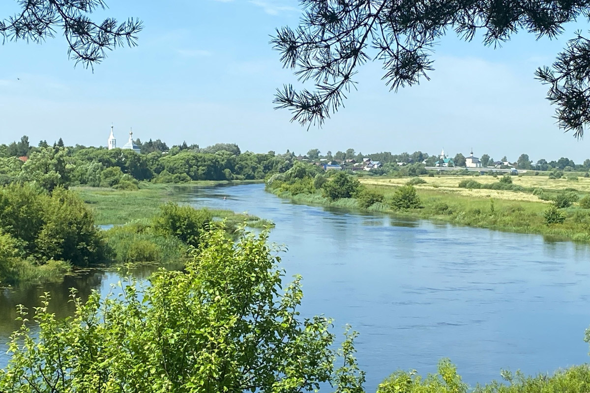 Лето   — идеальное время для путешествий по   воде. Но   куда отправиться, дабы испытать в   деле сапы, рафты и   байдарки? Вариантов немало, однако мы   собрали для вас семь самых живописных и   интересных маршрутов по   водоемам Владимирской области. А   главное, все они подходят как новичкам, так и   опытным туристам.