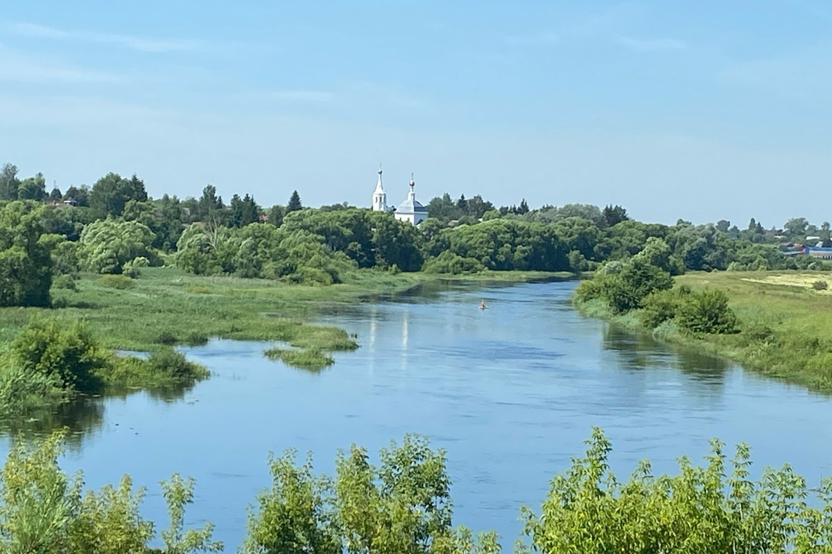 Лето   — идеальное время для путешествий по   воде. Но   куда отправиться, дабы испытать в   деле сапы, рафты и   байдарки? Вариантов немало, однако мы   собрали для вас семь самых живописных и   интересных маршрутов по   водоемам Владимирской области. А   главное, все они подходят как новичкам, так и   опытным туристам.