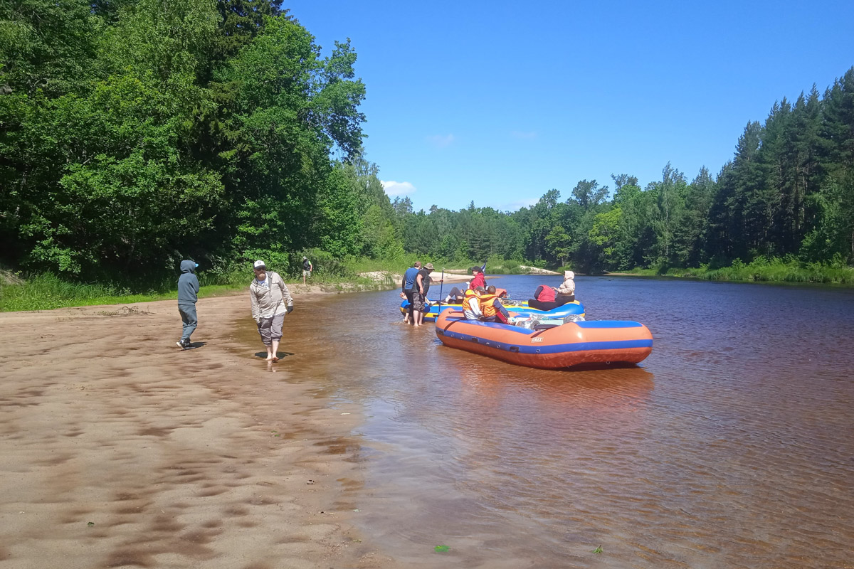 Лето   — идеальное время для путешествий по   воде. Но   куда отправиться, дабы испытать в   деле сапы, рафты и   байдарки? Вариантов немало, однако мы   собрали для вас семь самых живописных и   интересных маршрутов по   водоемам Владимирской области. А   главное, все они подходят как новичкам, так и   опытным туристам.