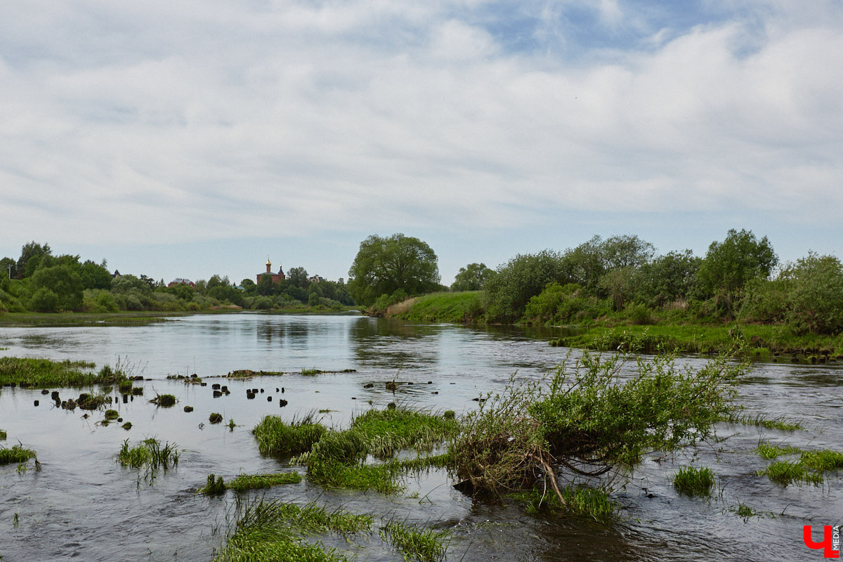 Лето   — идеальное время для путешествий по   воде. Но   куда отправиться, дабы испытать в   деле сапы, рафты и   байдарки? Вариантов немало, однако мы   собрали для вас семь самых живописных и   интересных маршрутов по   водоемам Владимирской области. А   главное, все они подходят как новичкам, так и   опытным туристам.