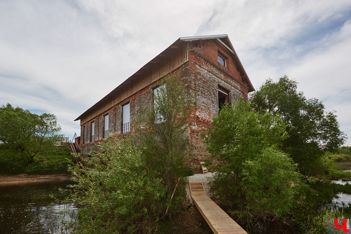 Лето   — идеальное время для путешествий по   воде. Но   куда отправиться, дабы испытать в   деле сапы, рафты и   байдарки? Вариантов немало, однако мы   собрали для вас семь самых живописных и   интересных маршрутов по   водоемам Владимирской области. А   главное, все они подходят как новичкам, так и   опытным туристам.