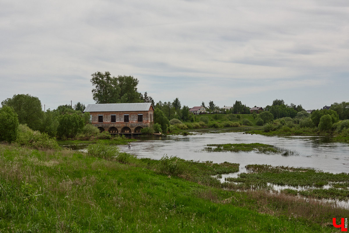 Лето   — идеальное время для путешествий по   воде. Но   куда отправиться, дабы испытать в   деле сапы, рафты и   байдарки? Вариантов немало, однако мы   собрали для вас семь самых живописных и   интересных маршрутов по   водоемам Владимирской области. А   главное, все они подходят как новичкам, так и   опытным туристам.