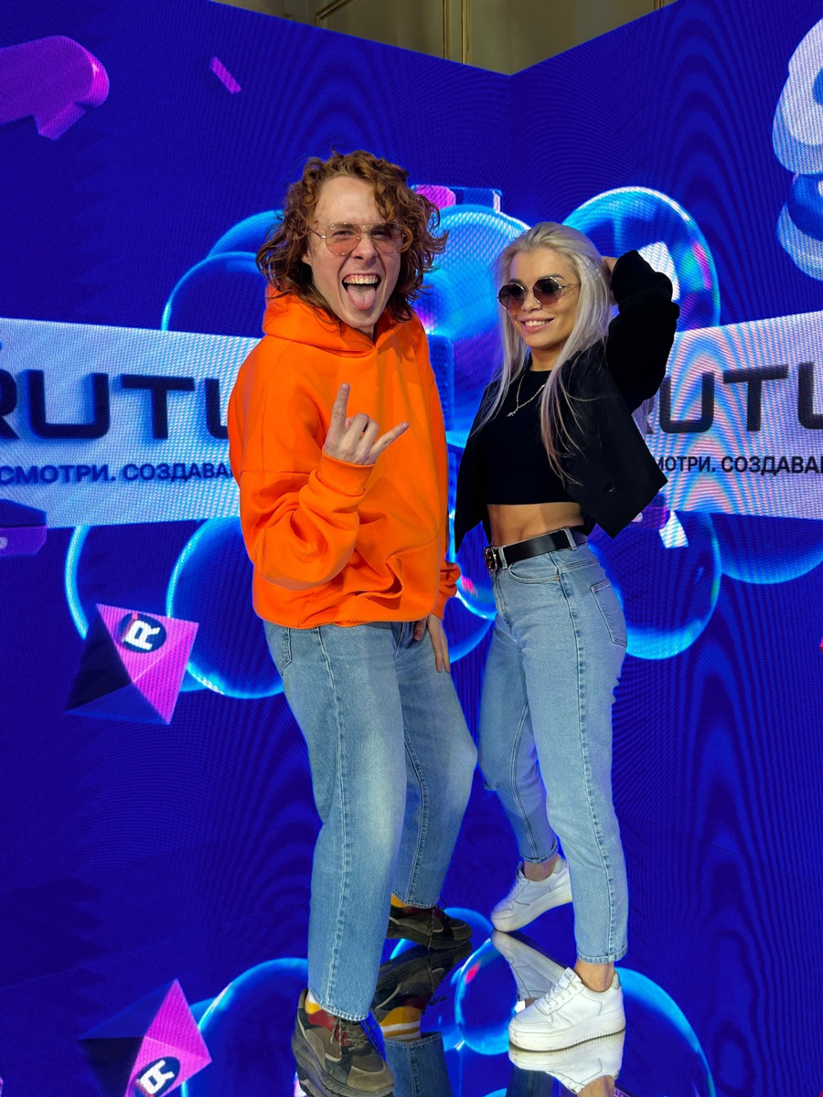 История Анастасии Дмитриевой похожа на современную интерпретацию «Золушки». Из среднестатистического офисного работника она превратилась в заметного блогера, который участвует в проектах со звездами и создает видео для разных площадок. О своем пути девушка из Владимира рассказала «Ключ-Медиа».