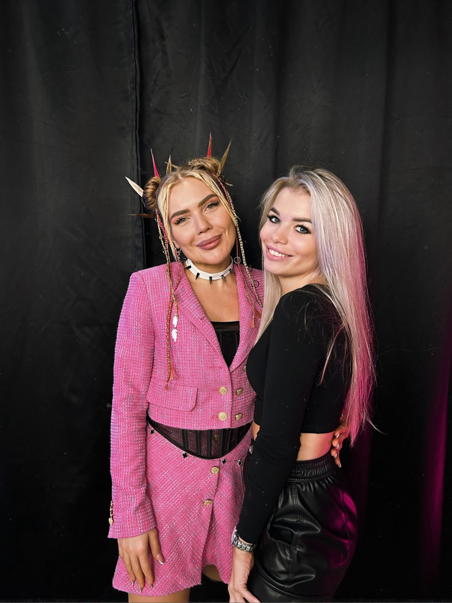 История Анастасии Дмитриевой похожа на современную интерпретацию «Золушки». Из среднестатистического офисного работника она превратилась в заметного блогера, который участвует в проектах со звездами и создает видео для разных площадок. О своем пути девушка из Владимира рассказала «Ключ-Медиа».