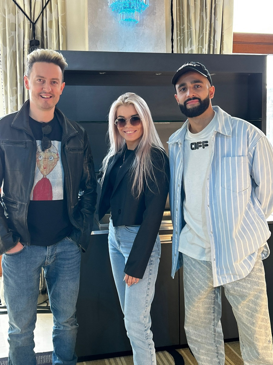 История Анастасии Дмитриевой похожа на современную интерпретацию «Золушки». Из среднестатистического офисного работника она превратилась в заметного блогера, который участвует в проектах со звездами и создает видео для разных площадок. О своем пути девушка из Владимира рассказала «Ключ-Медиа».