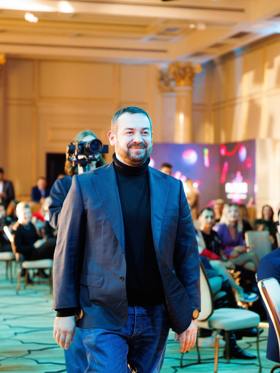 История Анастасии Дмитриевой похожа на современную интерпретацию «Золушки». Из среднестатистического офисного работника она превратилась в заметного блогера, который участвует в проектах со звездами и создает видео для разных площадок. О своем пути девушка из Владимира рассказала «Ключ-Медиа».