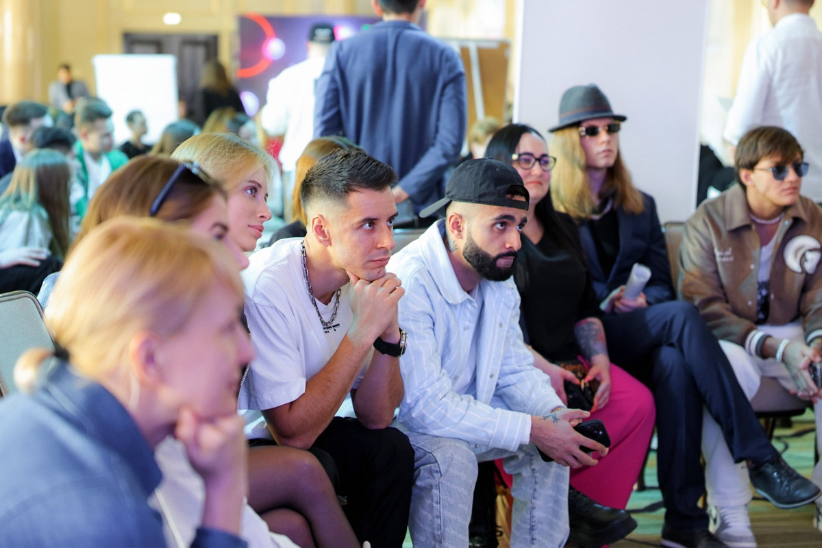 История Анастасии Дмитриевой похожа на современную интерпретацию «Золушки». Из среднестатистического офисного работника она превратилась в заметного блогера, который участвует в проектах со звездами и создает видео для разных площадок. О своем пути девушка из Владимира рассказала «Ключ-Медиа».