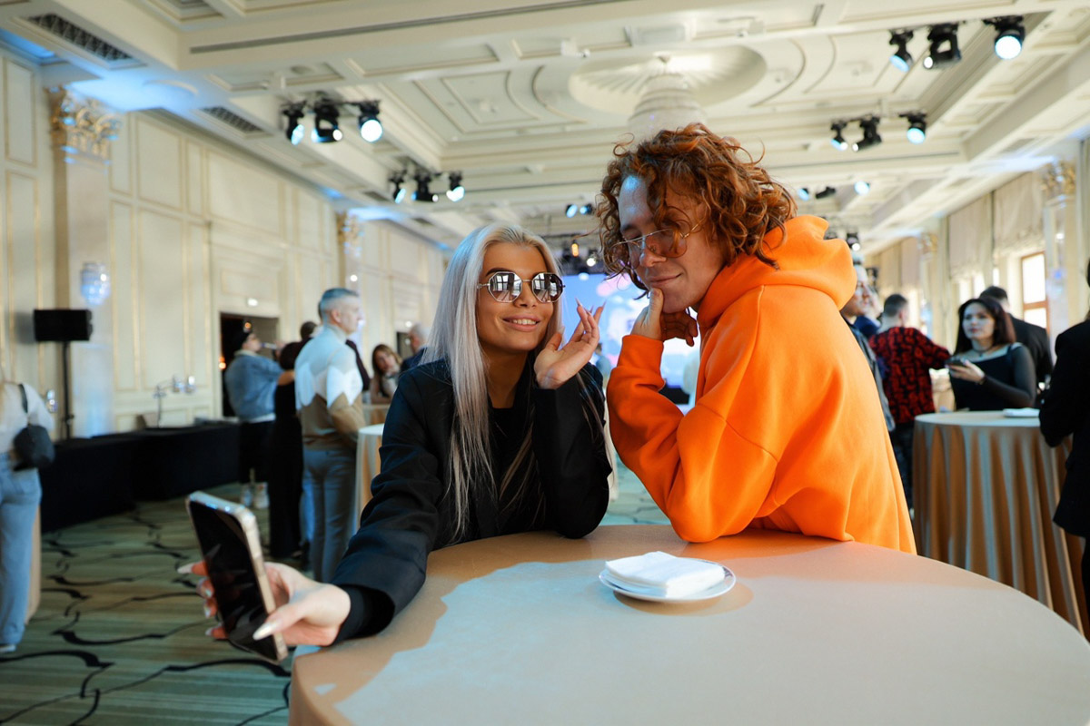 История Анастасии Дмитриевой похожа на современную интерпретацию «Золушки». Из среднестатистического офисного работника она превратилась в заметного блогера, который участвует в проектах со звездами и создает видео для разных площадок. О своем пути девушка из Владимира рассказала «Ключ-Медиа».