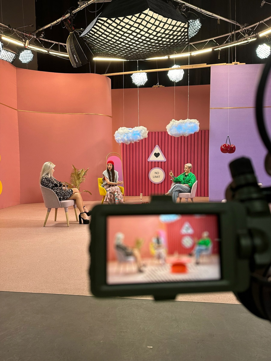 История Анастасии Дмитриевой похожа на современную интерпретацию «Золушки». Из среднестатистического офисного работника она превратилась в заметного блогера, который участвует в проектах со звездами и создает видео для разных площадок. О своем пути девушка из Владимира рассказала «Ключ-Медиа».