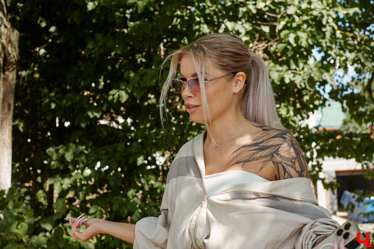 История Анастасии Дмитриевой похожа на современную интерпретацию «Золушки». Из среднестатистического офисного работника она превратилась в заметного блогера, который участвует в проектах со звездами и создает видео для разных площадок. О своем пути девушка из Владимира рассказала «Ключ-Медиа».