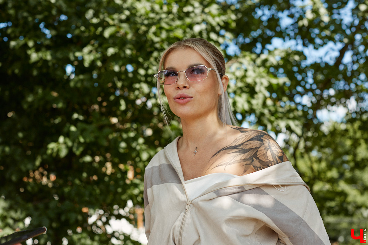 История Анастасии Дмитриевой похожа на современную интерпретацию «Золушки». Из среднестатистического офисного работника она превратилась в заметного блогера, который участвует в проектах со звездами и создает видео для разных площадок. О своем пути девушка из Владимира рассказала «Ключ-Медиа».