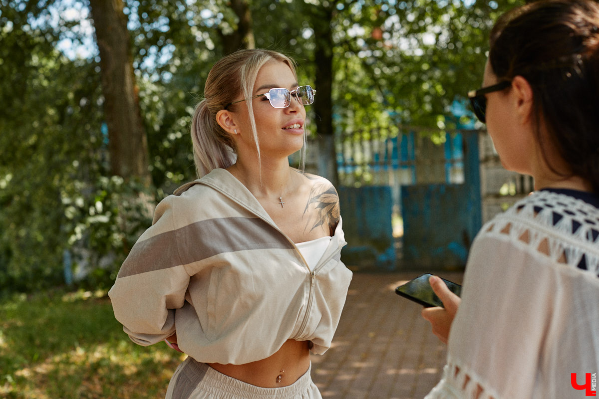 История Анастасии Дмитриевой похожа на современную интерпретацию «Золушки». Из среднестатистического офисного работника она превратилась в заметного блогера, который участвует в проектах со звездами и создает видео для разных площадок. О своем пути девушка из Владимира рассказала «Ключ-Медиа».