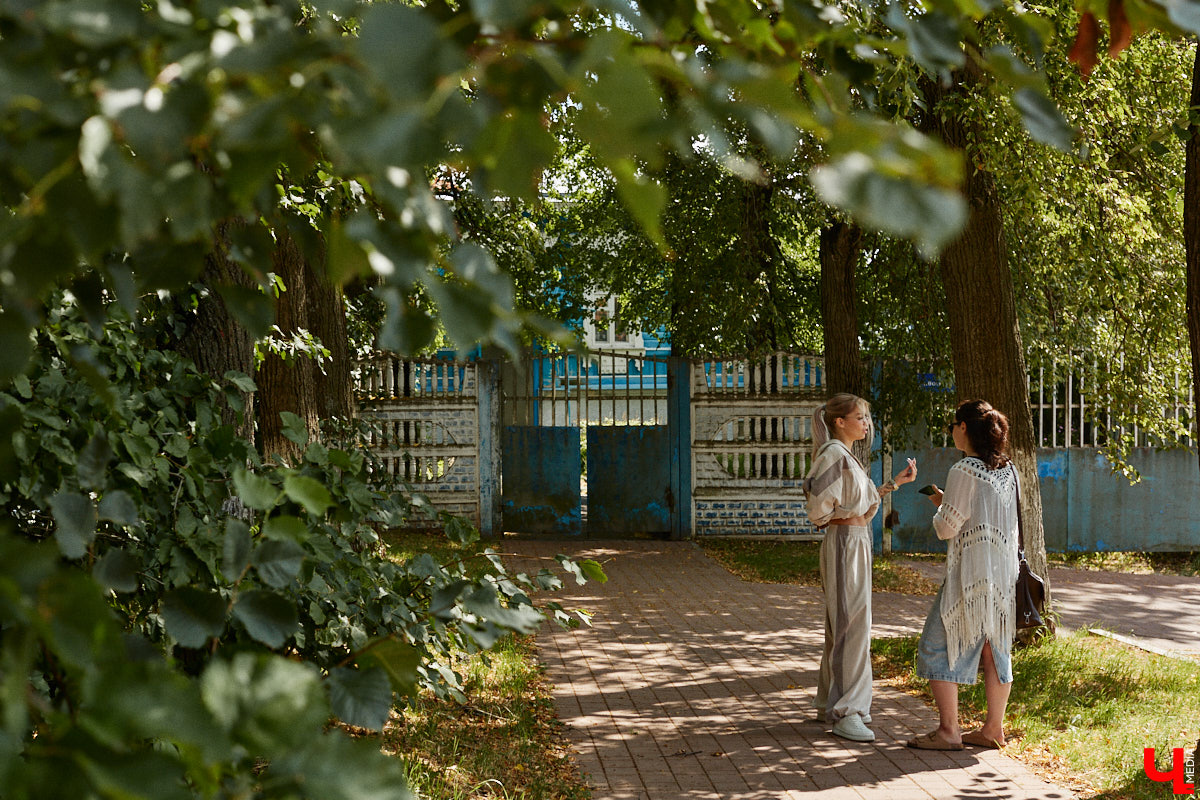 История Анастасии Дмитриевой похожа на современную интерпретацию «Золушки». Из среднестатистического офисного работника она превратилась в заметного блогера, который участвует в проектах со звездами и создает видео для разных площадок. О своем пути девушка из Владимира рассказала «Ключ-Медиа».