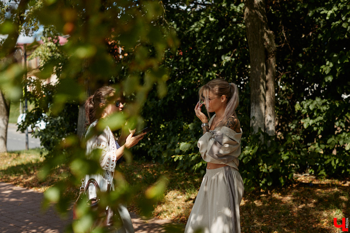 История Анастасии Дмитриевой похожа на современную интерпретацию «Золушки». Из среднестатистического офисного работника она превратилась в заметного блогера, который участвует в проектах со звездами и создает видео для разных площадок. О своем пути девушка из Владимира рассказала «Ключ-Медиа».