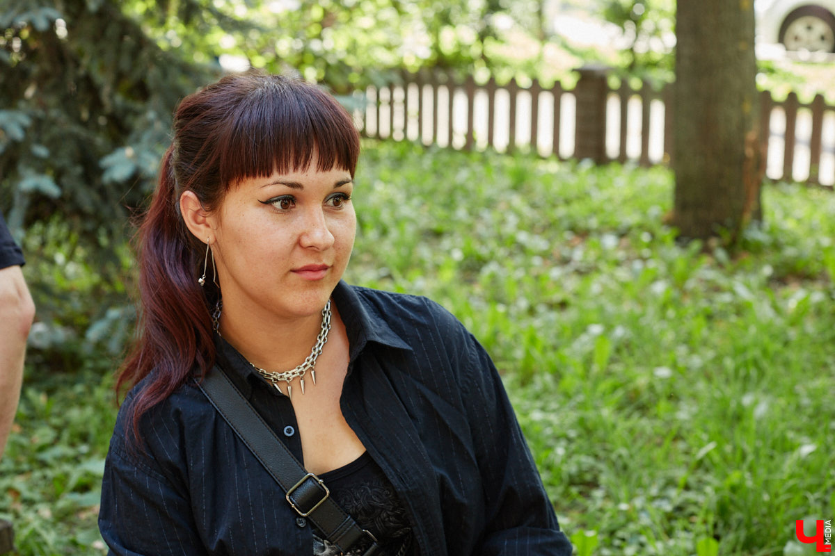 Известная поговорка гласит: «Друг познается в беде». А вы знали, что можно на время «арендовать» товарища и выложить ему все, что на сердце? Именно по такому принципу работают так называемые собеседники на час. Это люди, готовые выслушать и обсудить чужие проблемы. «Ключ-Медиа» наткнулся на одно из таких объявлений на популярном сайте. Анастасия Ильина занимается разговорной «терапией» уже 8 лет и хорошо знает, как поддержать одинокие души с помощью приятной беседы.