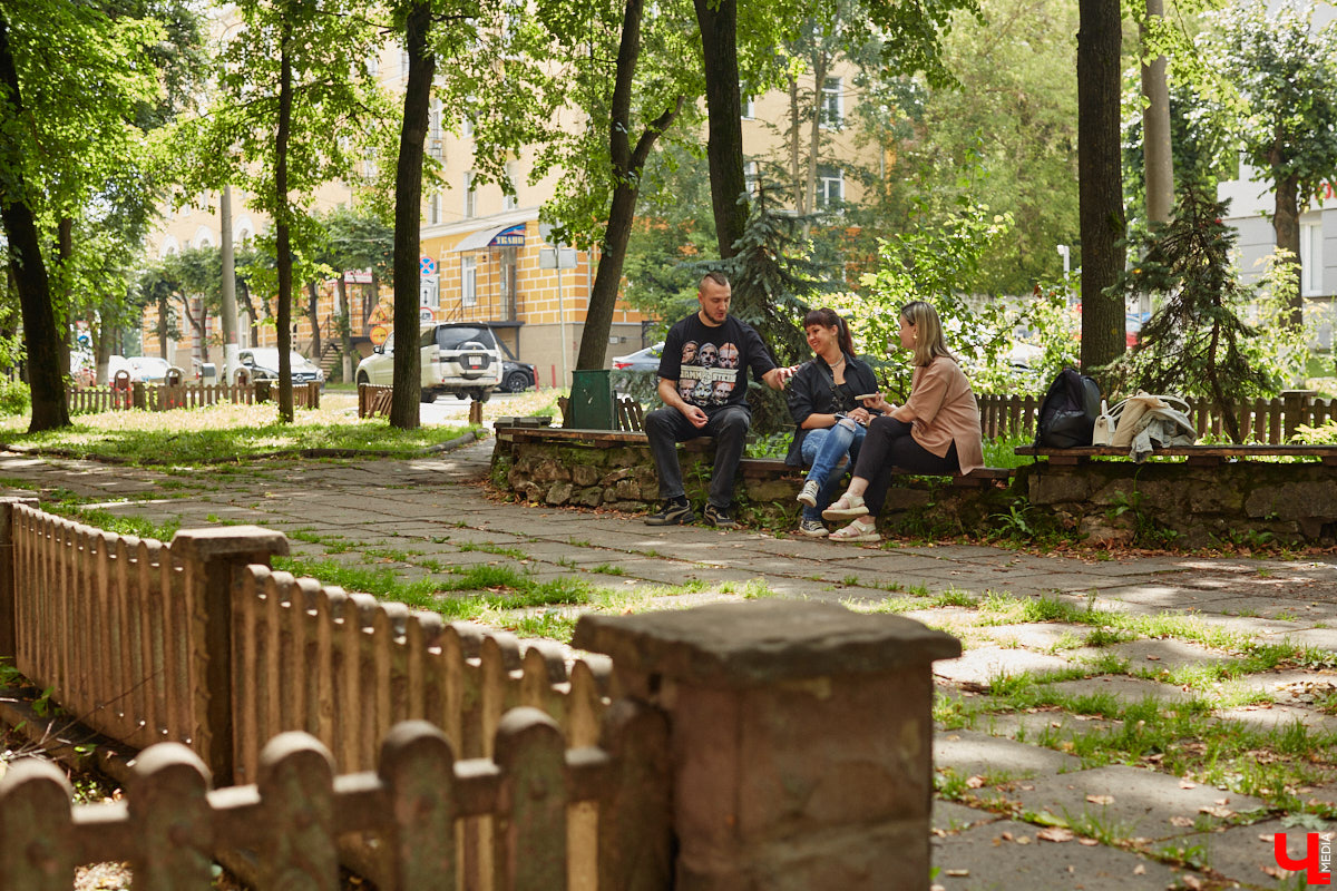 Известная поговорка гласит: «Друг познается в беде». А вы знали, что можно на время «арендовать» товарища и выложить ему все, что на сердце? Именно по такому принципу работают так называемые собеседники на час. Это люди, готовые выслушать и обсудить чужие проблемы. «Ключ-Медиа» наткнулся на одно из таких объявлений на популярном сайте. Анастасия Ильина занимается разговорной «терапией» уже 8 лет и хорошо знает, как поддержать одинокие души с помощью приятной беседы.