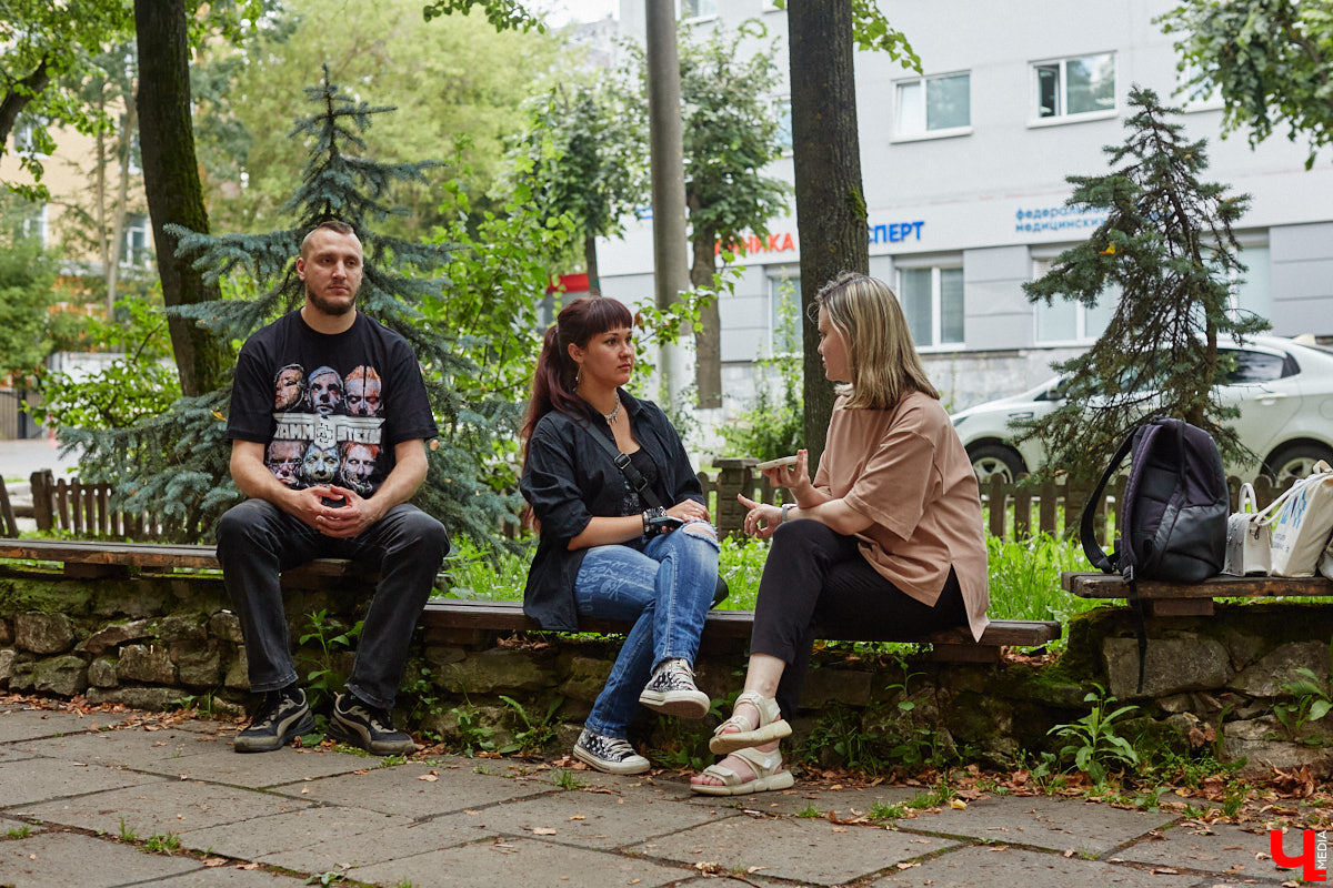 Известная поговорка гласит: «Друг познается в беде». А вы знали, что можно на время «арендовать» товарища и выложить ему все, что на сердце? Именно по такому принципу работают так называемые собеседники на час. Это люди, готовые выслушать и обсудить чужие проблемы. «Ключ-Медиа» наткнулся на одно из таких объявлений на популярном сайте. Анастасия Ильина занимается разговорной «терапией» уже 8 лет и хорошо знает, как поддержать одинокие души с помощью приятной беседы.