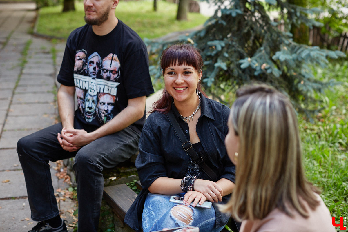 Известная поговорка гласит: «Друг познается в беде». А вы знали, что можно на время «арендовать» товарища и выложить ему все, что на сердце? Именно по такому принципу работают так называемые собеседники на час. Это люди, готовые выслушать и обсудить чужие проблемы. «Ключ-Медиа» наткнулся на одно из таких объявлений на популярном сайте. Анастасия Ильина занимается разговорной «терапией» уже 8 лет и хорошо знает, как поддержать одинокие души с помощью приятной беседы.