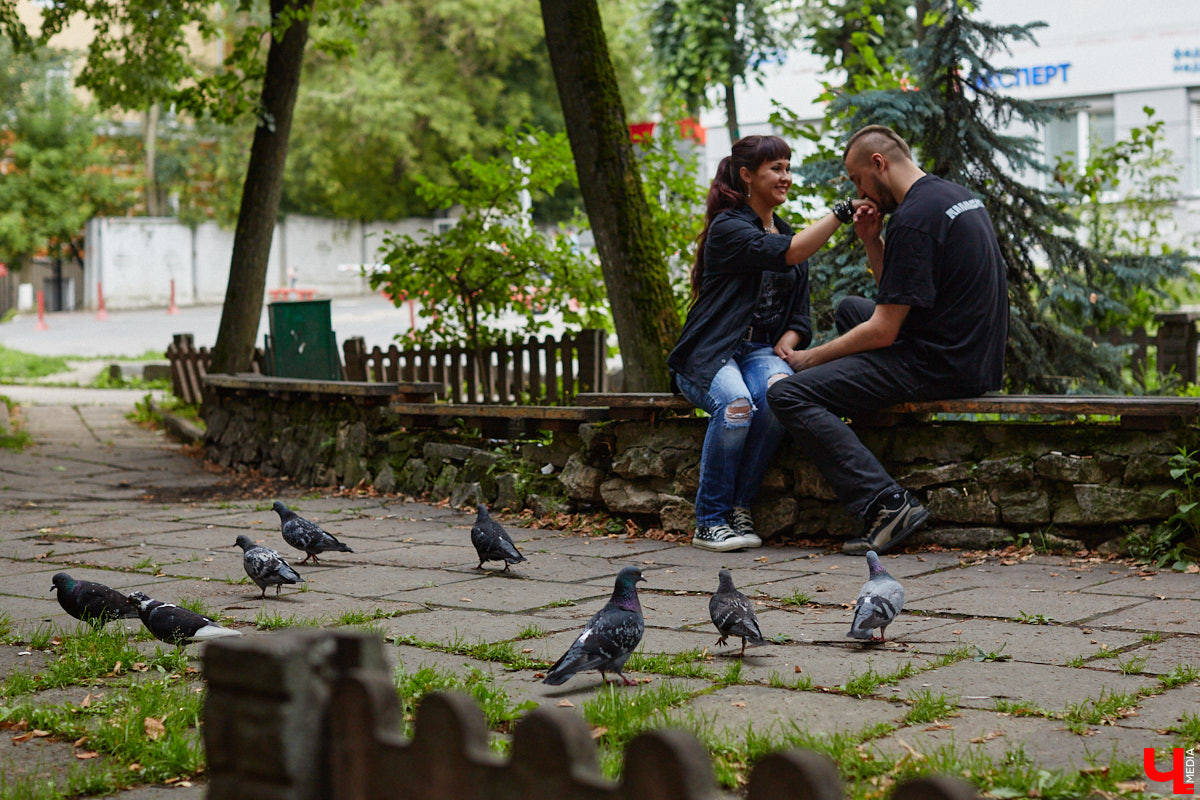Известная поговорка гласит: «Друг познается в беде». А вы знали, что можно на время «арендовать» товарища и выложить ему все, что на сердце? Именно по такому принципу работают так называемые собеседники на час. Это люди, готовые выслушать и обсудить чужие проблемы. «Ключ-Медиа» наткнулся на одно из таких объявлений на популярном сайте. Анастасия Ильина занимается разговорной «терапией» уже 8 лет и хорошо знает, как поддержать одинокие души с помощью приятной беседы.